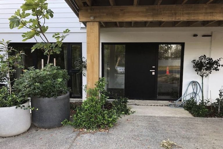 Photo of property in 2 Ravenwood Drive, Forrest Hill, Auckland, 0620