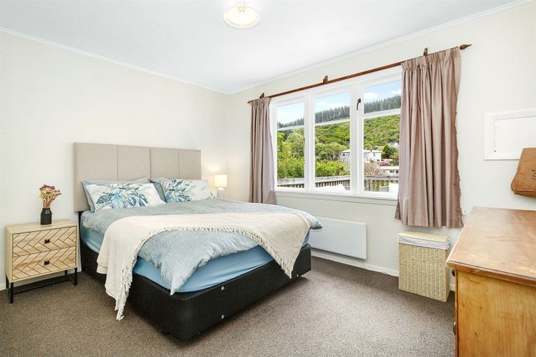 Photo of property in 31 Olivia Crescent, Tawa, Wellington, 5028