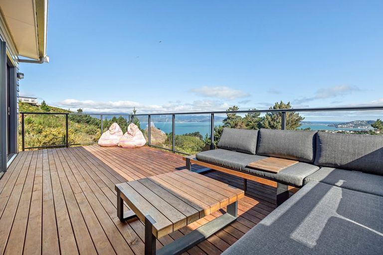 Photo of property in 16 Piper Way, Newlands, Wellington, 6037