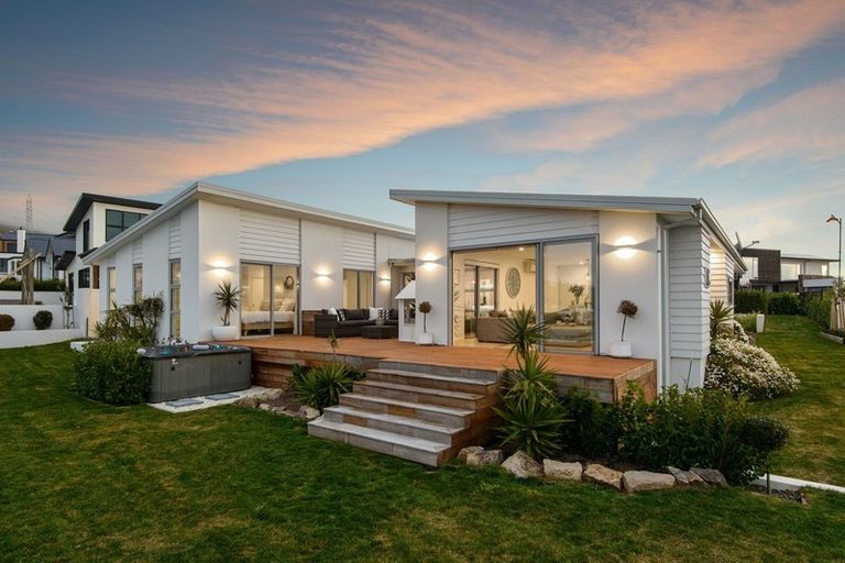 Photo of property in 12 Parkridge Place, Mount Pleasant, Christchurch, 8081