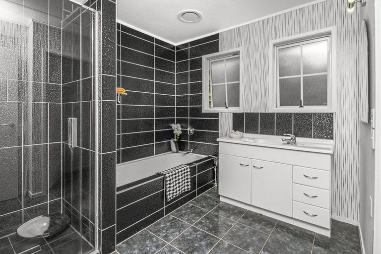 Photo of property in 1/6 Mahuta Grove, Northcote, Auckland, 0627