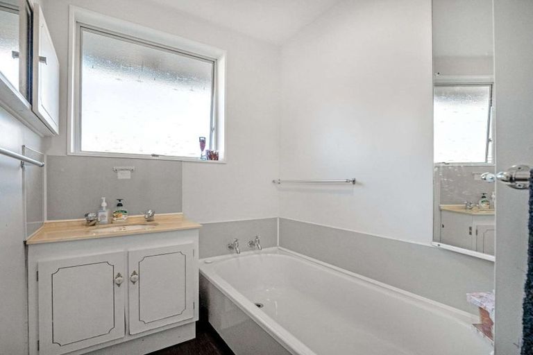 Photo of property in 2/90 Queenspark Drive, Parklands, Christchurch, 8083