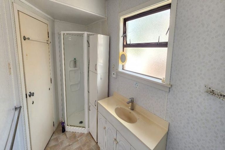 Photo of property in 48 Taikata Road, Te Atatu Peninsula, Auckland, 0610