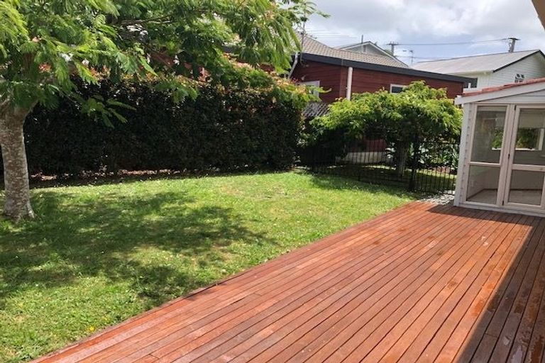 Photo of property in 2/2 East Coast Road, Milford, Auckland, 0620