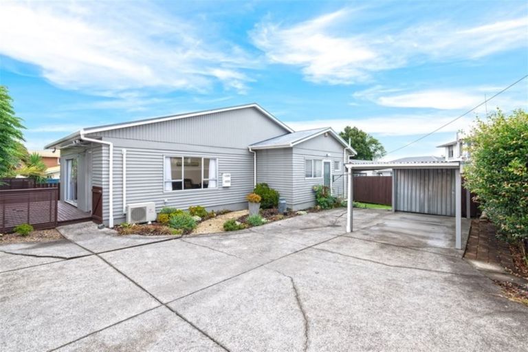 Photo of property in 60 Waimumu Road, Massey, Auckland, 0614
