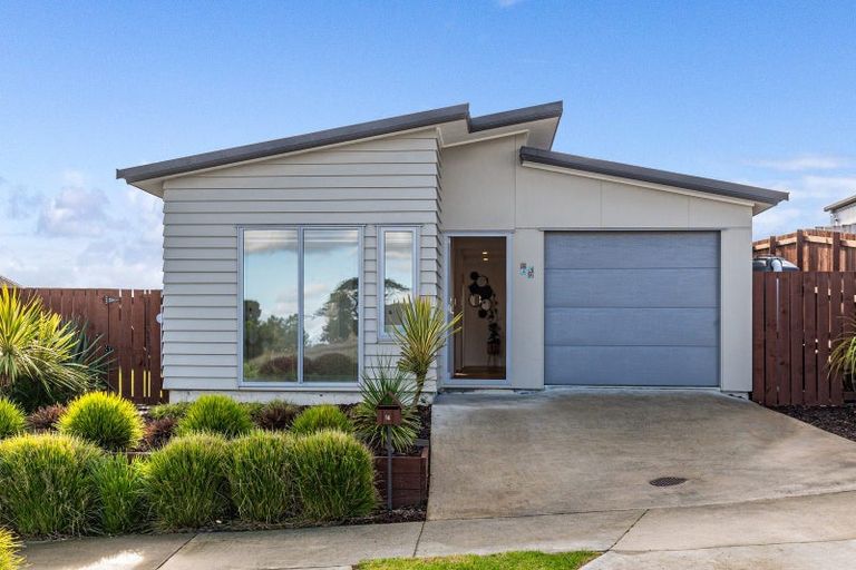 Photo of property in 14 Waikohi Avenue, Glenbrook, 2681