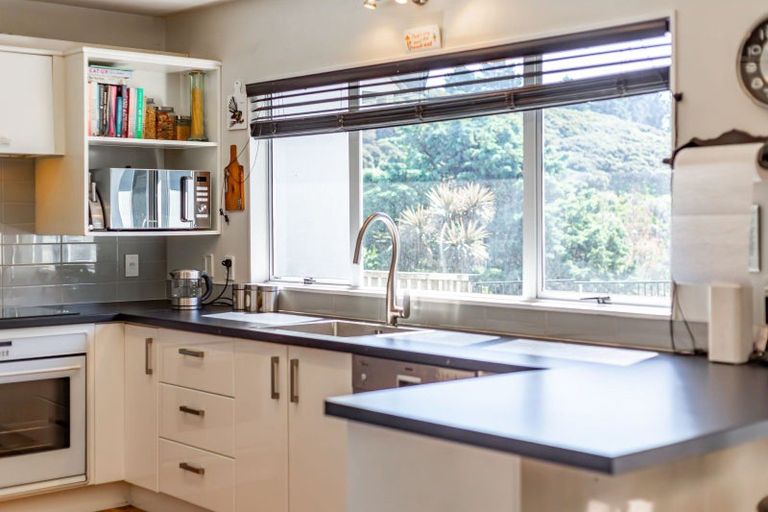 Photo of property in 56 Molyneux Close, Whitby, Porirua, 5024