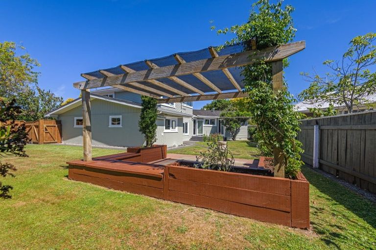Photo of property in 1 Athlone Place, Hokowhitu, Palmerston North, 4410