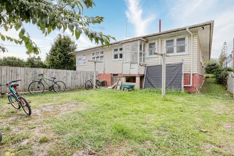 Photo of property in 22 Kingdale Road, Henderson, Auckland, 0610