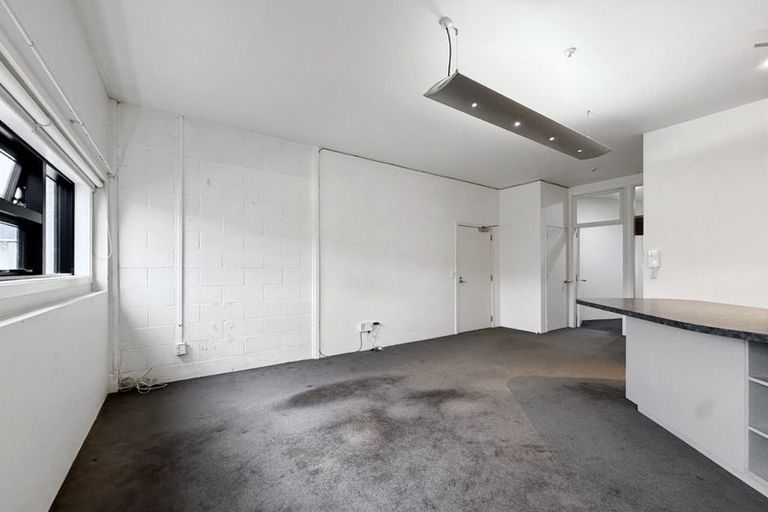 Photo of property in Endeavour Apartments, 19/125 Thorndon Quay, Pipitea, Wellington, 6011