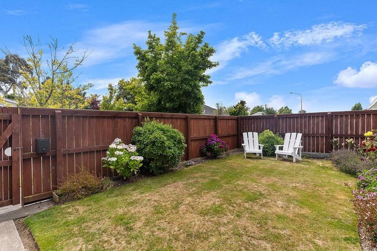 Photo of property in 2/3 Sawtell Place, Northcote, Christchurch, 8052