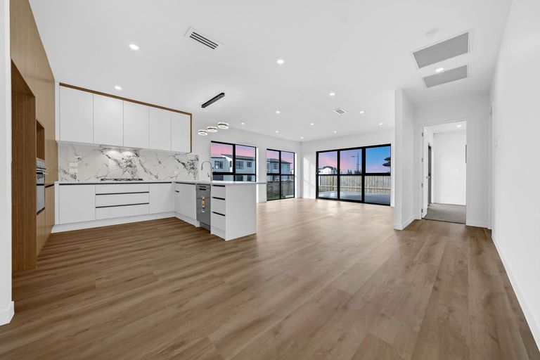 Photo of property in 28 Korowhiti Road, Clarks Beach, 2122