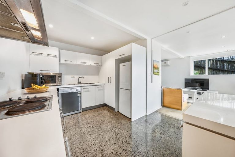 Photo of property in 1a Highgrove Lane, Totara Vale, Auckland, 0632