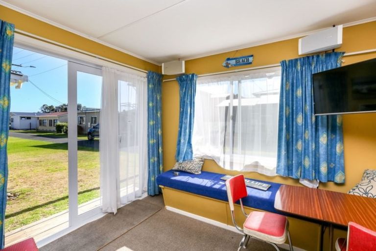Photo of property in 70 Sixth Avenue, Urenui, 4377