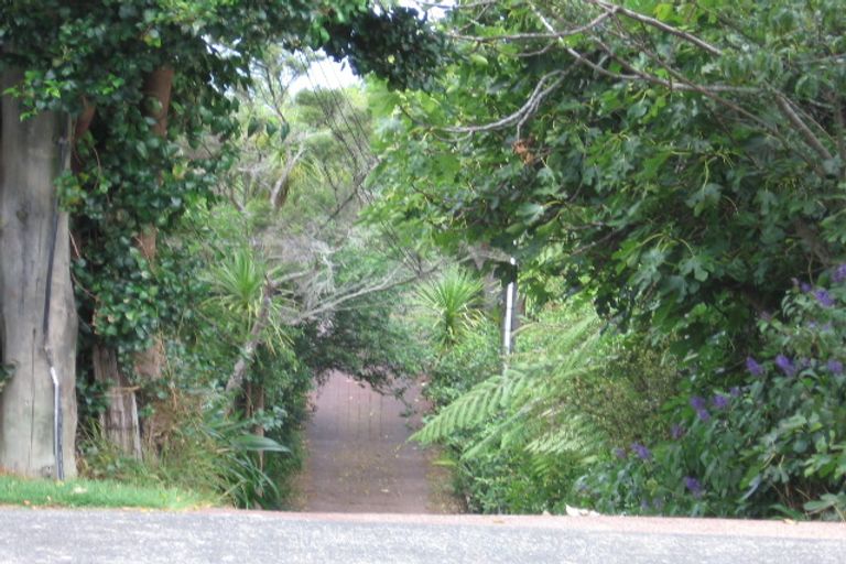 Photo of property in 1/106 Island Bay Road, Beach Haven, Auckland, 0626