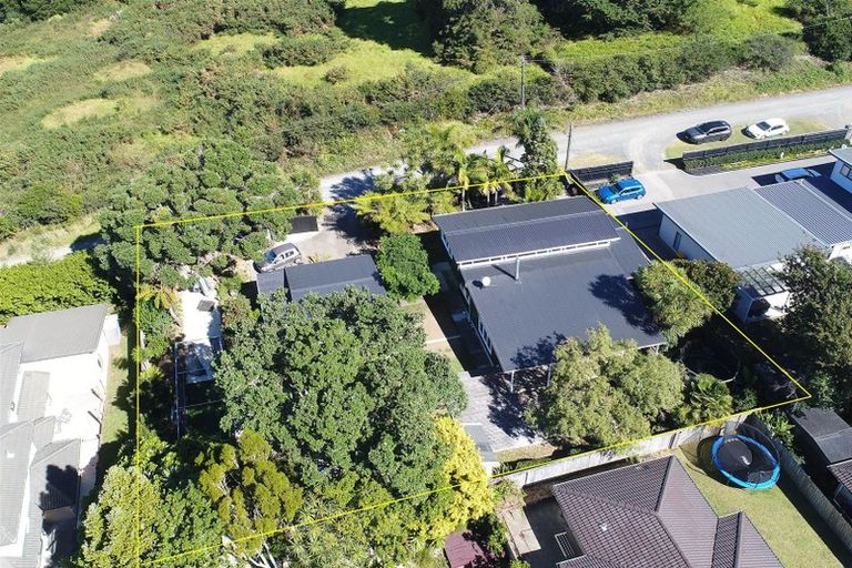 Photo of property in 4 Tasman Avenue, Henderson Valley, Auckland, 0614