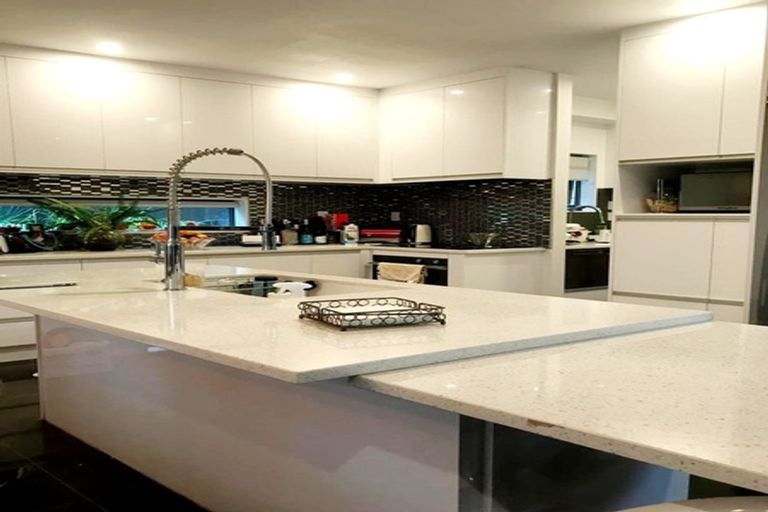 Photo of property in 37 Newington Road, Henderson, Auckland, 0612