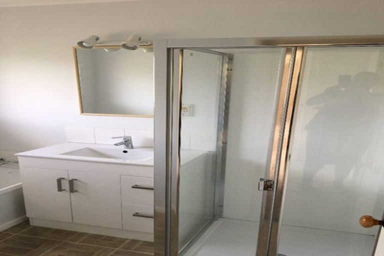 Photo of property in 1/18 Sunnynook Road, Sunnynook, Auckland, 0620