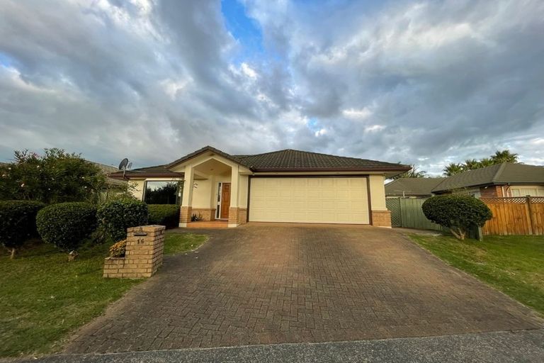 Photo of property in 16 Middlefield Drive, East Tamaki Heights, Auckland, 2016