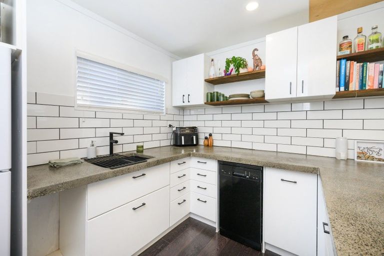 Photo of property in 10 Gladys Place, Kelvin Grove, Palmerston North, 4414