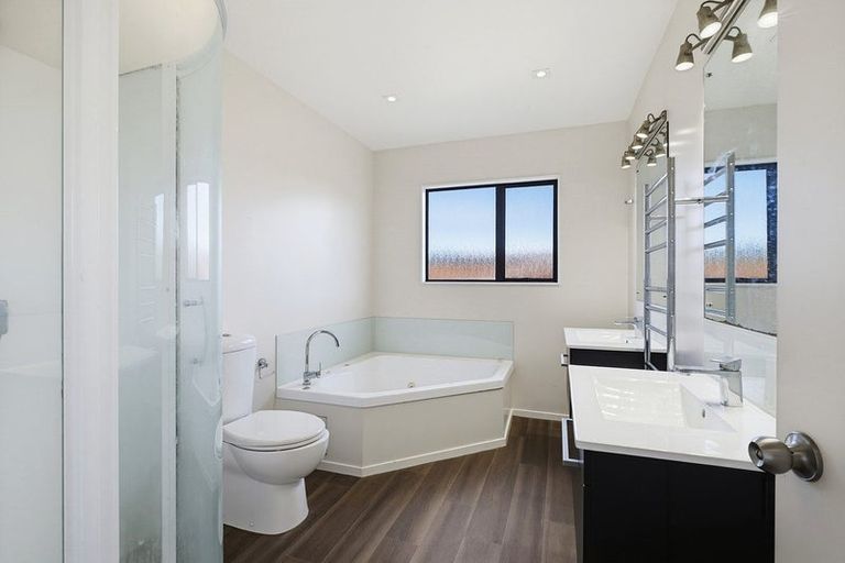 Photo of property in 28 Sailmaker Close, Whitby, Porirua, 5024