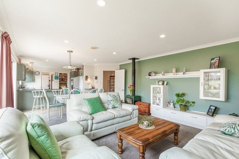Photo of property in 4 Toledo Avenue, Henderson, Auckland, 0612