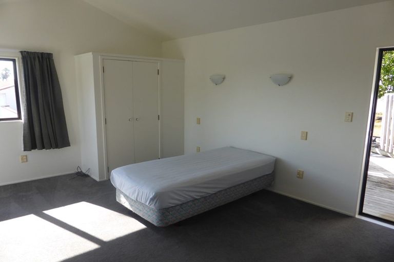 Photo of property in 33 John Dee Crescent, Red Beach, 0932