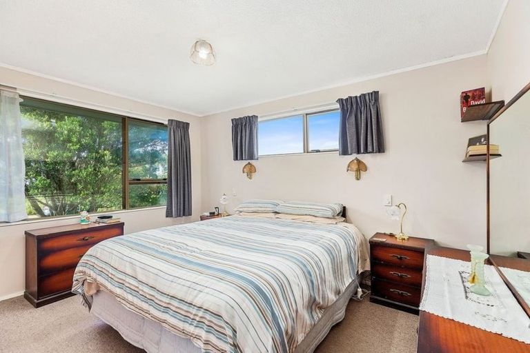Photo of property in 81 Victory Crescent, Tawa, Wellington, 5028