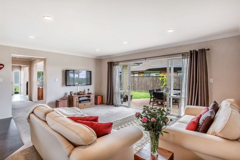 Photo of property in 34 Stranraer Crescent, Wattle Downs, Auckland, 2103