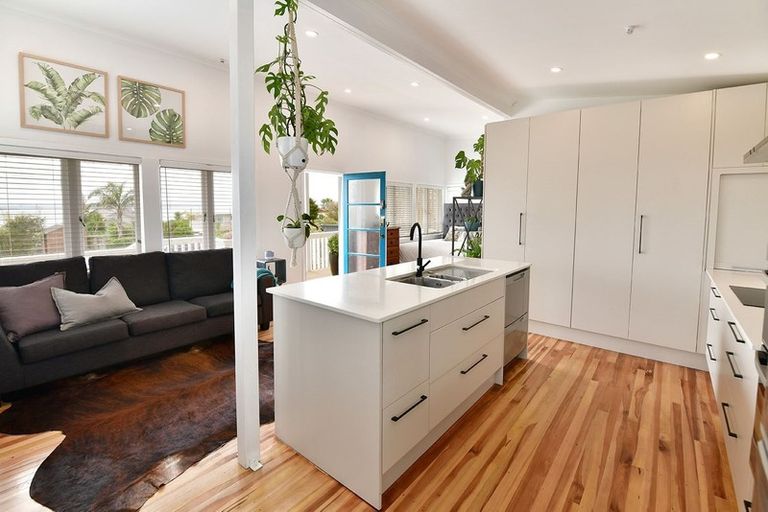 Photo of property in 1339 Whangaparaoa Road, Army Bay, Whangaparaoa, 0930