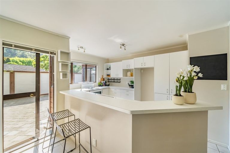 Photo of property in 92d Kamahi Street, Stokes Valley, Lower Hutt, 5019