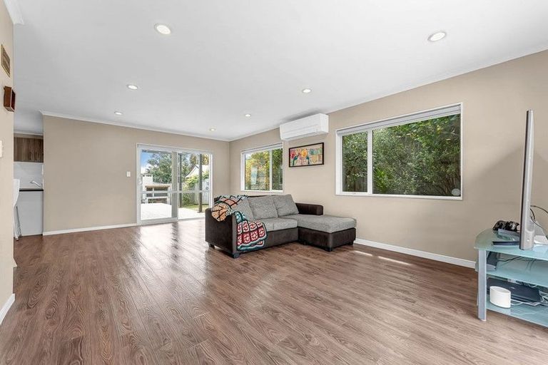 Photo of property in 1 Nirmal Place, Sunnyvale, Auckland, 0612