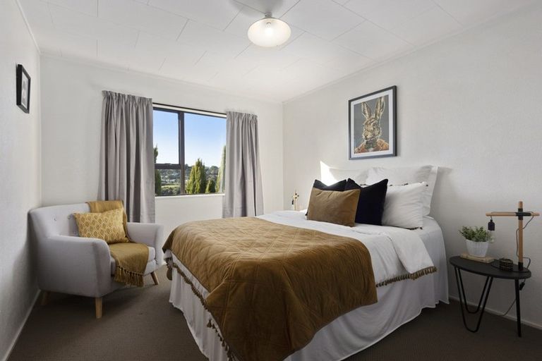 Photo of property in 23 Cheltenham Terrace, Newlands, Wellington, 6037