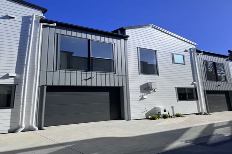 Photo of property in 2b Garner Place, Glenfield, Auckland, 0629