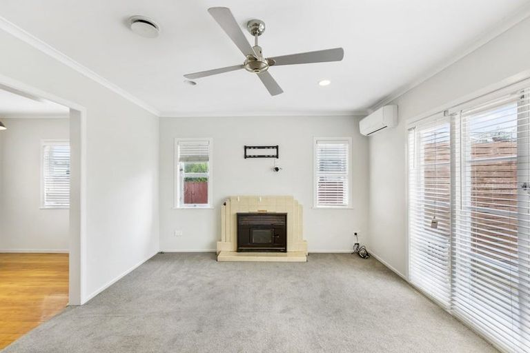 Photo of property in 12 Albert Road, Kelston, Auckland, 0602