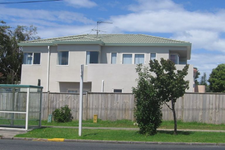 Photo of property in 2/2 Raleigh Road, Northcote, Auckland, 0627