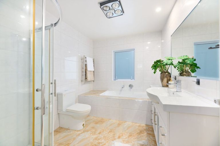 Photo of property in 4 San Casello Rise, Henderson, Auckland, 0612