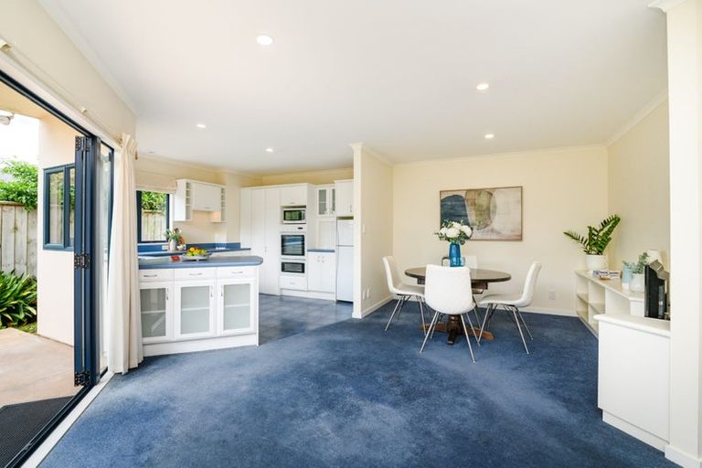 Photo of property in 16 Cloake Way, Palmerston North, 4414