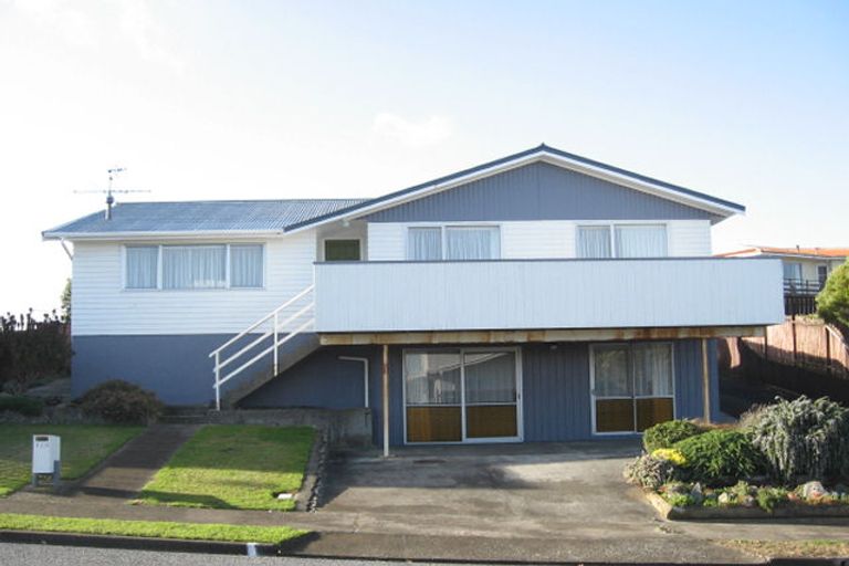 Photo of property in 120 Gloaming Hill, Titahi Bay, Porirua, 5022
