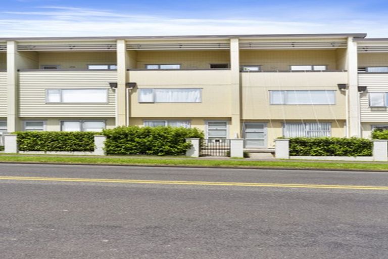 Photo of property in 5/11 Ray Small Drive, Papakura, 2110