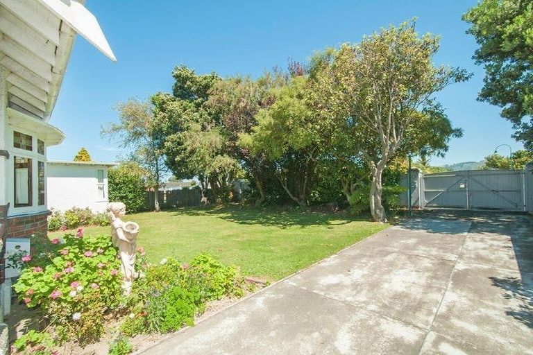 Photo of property in 24 Ludlam Crescent, Woburn, Lower Hutt, 5010