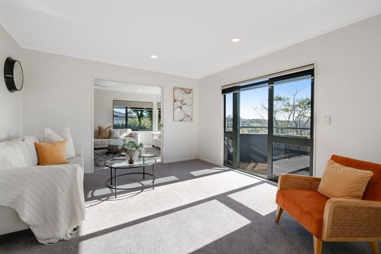 Photo of property in 10 Goldfinch Rise, Unsworth Heights, Auckland, 0632