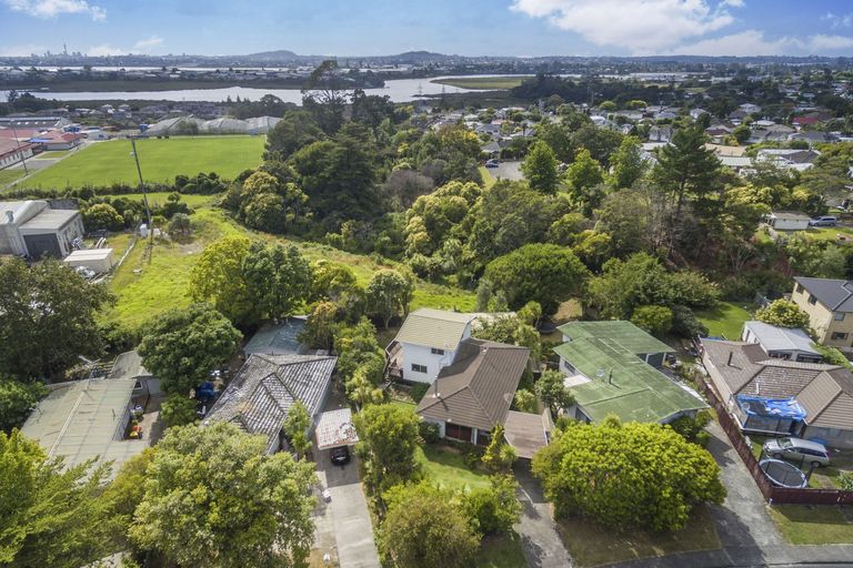 Photo of property in 20 Finlow Drive, Te Atatu South, Auckland, 0610