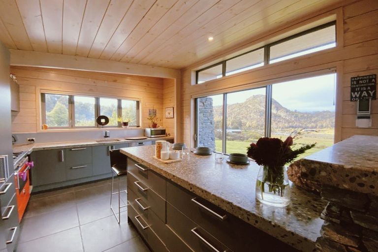 Photo of property in 17 Lookout Drive, Mount Creighton, Queenstown, 9371