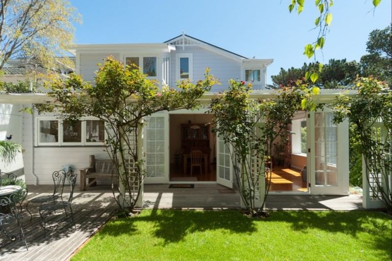 Photo of property in 18 North Terrace, Kelburn, Wellington, 6012