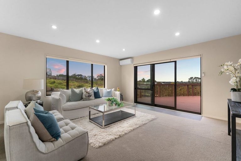 Photo of property in 83 Lake Panorama Drive, Henderson Valley, Auckland, 0612