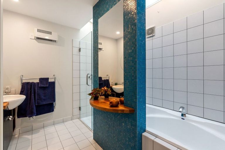 Photo of property in 365 Karaka Bay Road, Karaka Bays, Wellington, 6022