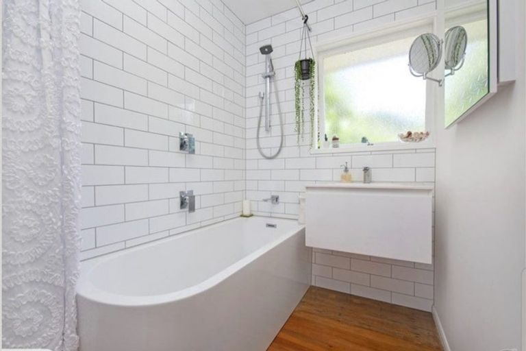 Photo of property in 1/24 Liston Crescent, Cockle Bay, Auckland, 2014