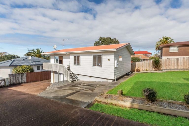 Photo of property in 2/21 Te Atatu Road, Te Atatu South, Auckland, 0610