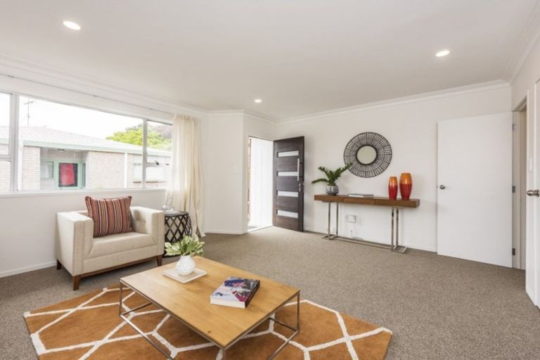 Photo of property in 2/28 Uxbridge Road, Mellons Bay, Auckland, 2014